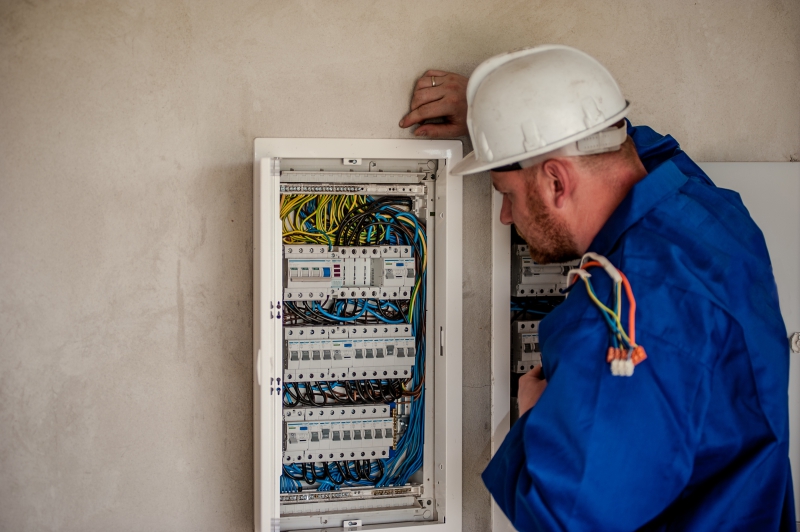 sasu-LA GARDE FREINET-min_electrician-2755683